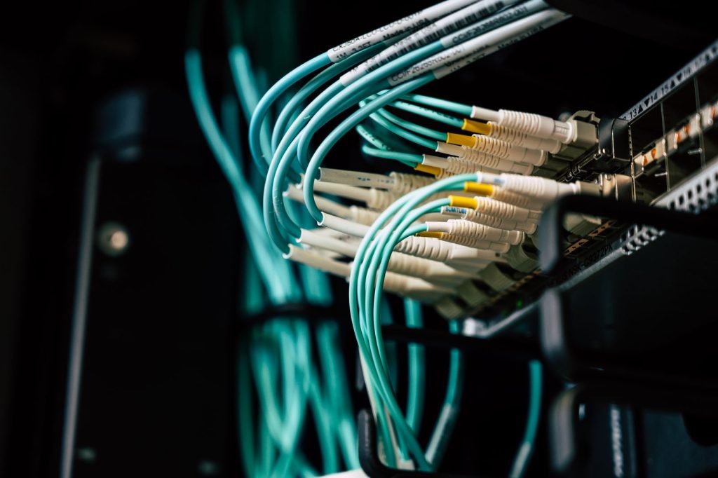 Connecteurs de fibre optique branchés sur un équipement réseau d'entreprise
