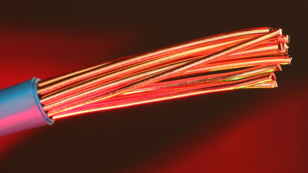 Câble téléphonique en cuivre dénudé, symbole de la fin du réseau cuivre