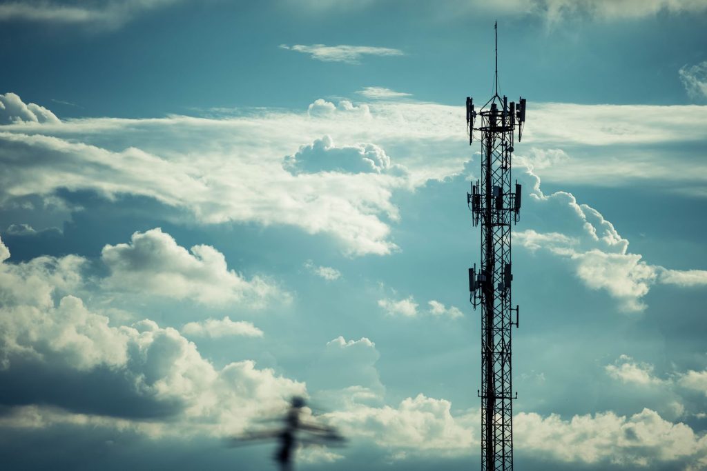 Pylône d'antennes relais de téléphonie mobile sur fond de ciel nuageux