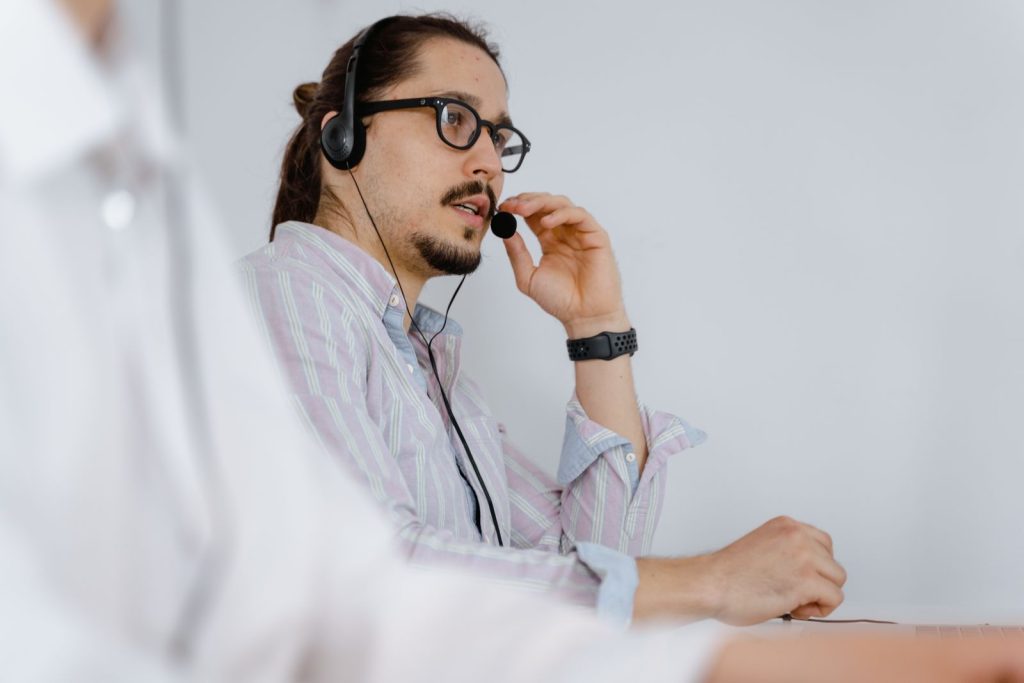 Conseiller avec un casque téléphonique en ligne avec un client dans un bureau